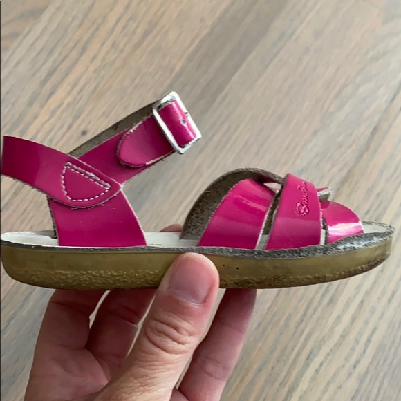 Hot pink patent leather sandals - Picture 2 of 3